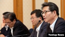 류길재 한국 통일부 장관(오른쪽)이 5일 오전 국회 의원식당에서 열린 한반도 경제·문화포럼 조찬간담회에서 인사말을 하고 있다. 