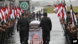 Des soldats rendent hommage aux joueurs tués dans un crash d’avion en Colombie à l’arrivée de leurs dépouilles à Chapeco, au Brésil, 3 décembre 2016. 