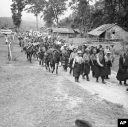 1959 年5月13日，一批西藏难民经过在喜马拉雅山区六个月的跋涉，抵达印度东南边境。（AP）