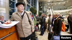 지난 6일 러시아 모스크바 외곽 도모데도포 공항에서 이집트 행 여객기 운항이 중단되자, 여객기에 탑승하려던 승객들이 항공사 창구에 모여있다. (자료사진)