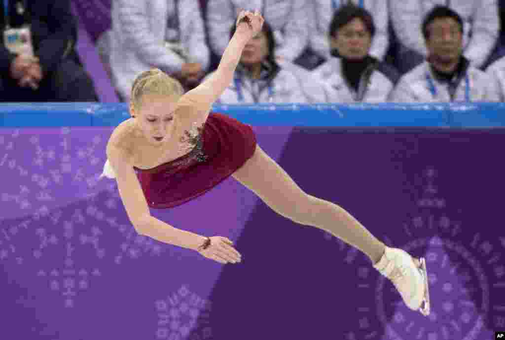 美國隊的布雷迪·特內爾(Bradie Tennell)2018年2月11日在南韓江陵舉行的平昌冬奧會團體花樣滑冰賽女子短節目中競技。她獲得金牌。