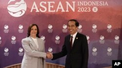 La vicepresidenta de EEUU, Kamala Harris, y el presidente indonesio, Joko Widodo, se estrechan la mano durante un encuentro bilateral en Yakarta, Indonesia, el 6 de septiembre de 2023.