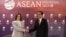 La vicepresidenta de EEUU, Kamala Harris, y el presidente indonesio, Joko Widodo, se estrechan la mano durante un encuentro bilateral en Yakarta, Indonesia, el 6 de septiembre de 2023.