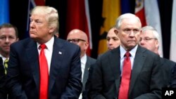 Perezida Donald Trump na Jeff Sessions yakombowe mu kibanza ca minisitiri w'ubutabera 