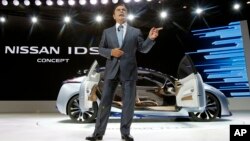 Pimpinan dan CEO Nissan Motor Co, Carlos Ghosn, memperkenalkan konsep Nissan IDS kepada media dalam Pameran Mobil "Tokto Motor Show" di Tokyo (28/10).