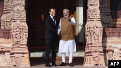 PM India Narendra Modi (kanan) Presiden Perancis Emmanuel Macron pada konferensi tenaga surya internasional di New Delhi, Minggu (11/3). 