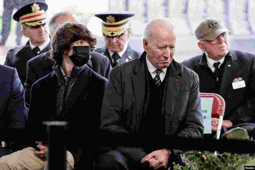 El presidente estadounidense Joe Biden y su nieto Hunter Biden asisten a un servicio anual del D&#237;a de los Ca&#237;dos en el Veterans Memorial Park.
