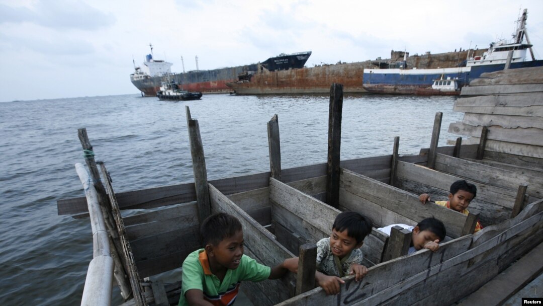 Anak-anak di toilet di Pelabuhan Jakarta. Penelitian menunjukkan bahwa mikroba yang digunakan untuk mengolah kotoran manusia dapat membangkitkan listrik. (Foto: Reuters)