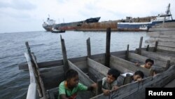 Anak-anak di toilet di Pelabuhan Jakarta. Penelitian menunjukkan bahwa mikroba yang digunakan untuk mengolah kotoran manusia dapat membangkitkan listrik. (Foto: Reuters)