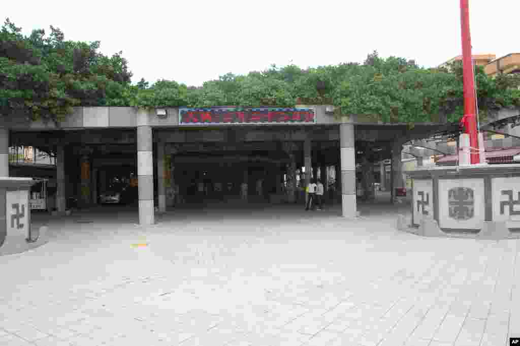 二百多岁的大榕树横向生长，形成一大片树干和树冠， 被敬为神木，是澎湖精神的