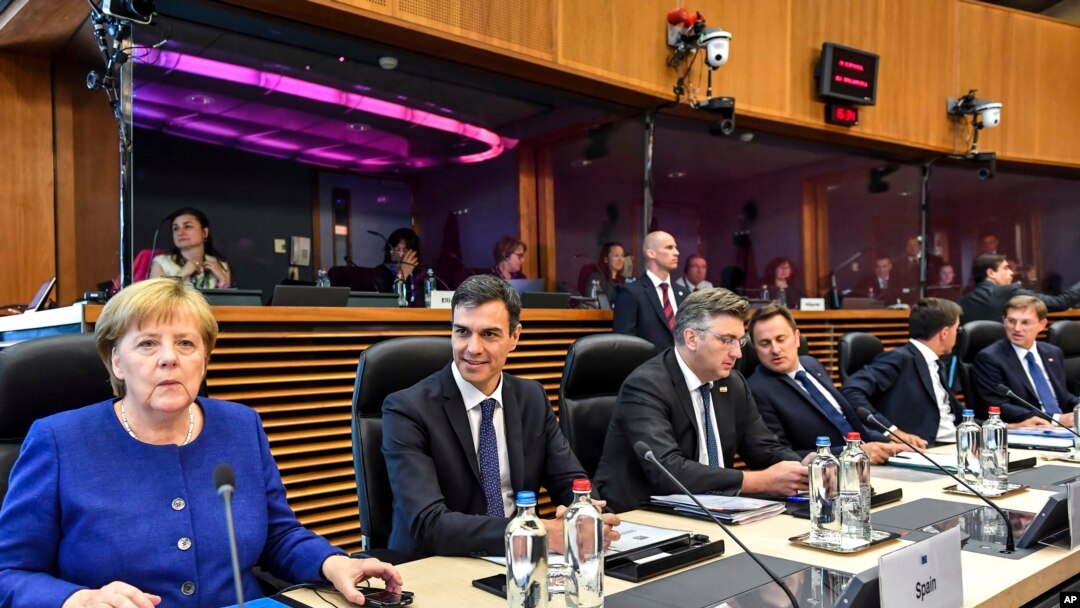 Nemačka kancelarka Angela Merkel sa drugim evropskim liderima na neformalnom okruglom stolu samita Unije posvećen problemu azilanata. Brisel, 24. jun, 2018.