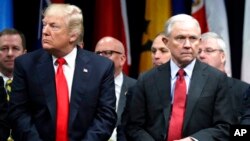 Presiden AS Donald Trump (kiri) dan Jaksa Agung Jeff Sessions (foto: dok). 