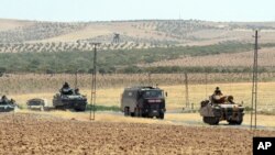 지난 27일 터키 군 병력이 국경 너머 시리아 북부 지역에서 작전을 수행한 후 복귀하고 있다. (자료사진)
