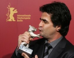جعفر پناهی در سال ۲۰۰۶ جایزه خرس نقره ای را برای فیلم «آفساید» گرفت