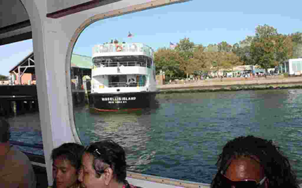 De nuevo en el barco nos despedimos de la Isla de la Libertad. Nuestra visita tomó aproximadamente una hora y media.