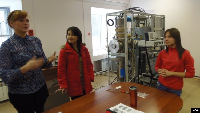 俄罗斯西伯利亚东部一所能源大学实验室中，一名越南留学生（中）同工作人员在一起讨论问题。（美国之音白桦）