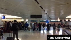 2013年4月5日台湾桃园机场加强机场检验(美国之音杨晨拍摄)