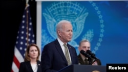 조 바이든 미국 대통령이 16일 우크라이나에 대한 8억 달러 추가 군수지원을 발표하고 있다.