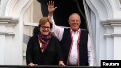 Peruvian presidential candidate Pedro Pablo Kuczynski (R) next to his wife Nancy Lange waves to followers from his house, in Lima, Peru, June 6, 2016. 