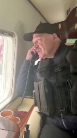 El presidente de Bielorrusia, Alexander Lukashenko, sobrevoló en un helicóptero, -protegido con chaleco antibalas y con un rifle de asalto al lado de su asiento-, para ver las protestas en Minsk que buscan su renuncia: "Se han dispersado como ratas", se le escuchó decir en un video divulgado por la televisión estatal.