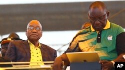 Umukuru wa ANC , Cyril Ramaphosa, iburyo, na Perezida Jacob Zuma yahoze arongoye uwo mugambwe, bibuka imyaka 106 umugambwe umaze, London, Afrika y'Epfo, Ukwezi kwa mbere, 2018. 