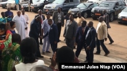 Joseph Dion Nguté, Premier ministre, a visité la salle des séances plénières du Palais des congrès à Yaoundé, le 29 septembre 2019. (VOA/Emmanuel Jules Ntap)