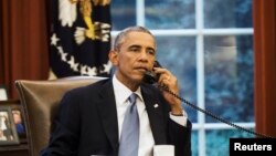 U.S. President Barack Obama speaks on the phone with Saudi Arabia's King Abdullah from the Oval Office of the White House in Washington September 10, 2014. President Barack Obama called Saudi Arabia's King Abdullah on Wednesday ahead of an evening speech 