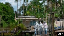 A pesar de las recomendaciones de la OMS contra el uso de la hidroxicloroquina contra COVID-19, Estados Unidos y Brasil insisten en su posible eficacia. En la imagen, trabajadores de salud en la región Marajoara, Brasil.
