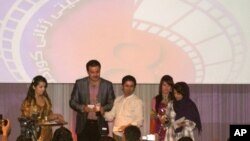 پـێشـکه‌شکردنی خه‌ڵاته‌کانی ڤێسـتڤاڵی ته‌وار، چوارشه‌ممه‌ 7 ی چواری 2010