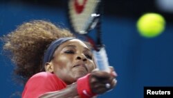 Serena Williams derrotó Sloane Stephens y logró el paso a la semifinal del torneo.