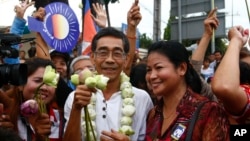 Senior member of National Rescue Party Prince Sisowath Thomico, center, poses for photographs with villagers during his visit to Boeung Kak lake, in Phnom Penh, file photo. 