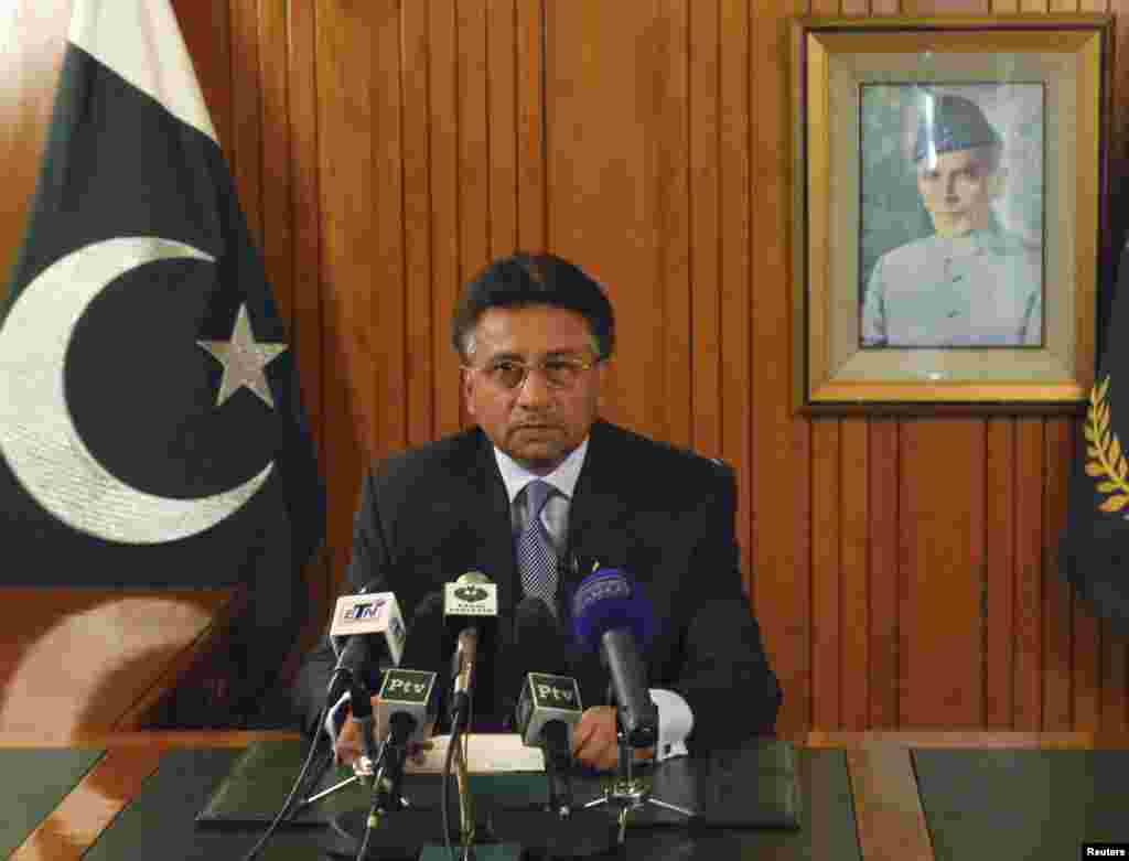 18 اگست 2008 کو لی گئی ایک تصویر جس میں پرویز مشرف ٹی وی پر قوم سے خطاب کر رہے ہیں۔ اس تقریر میں انہوں نے اپنے مستعفی ہونے کا عندیہ دیا تھا۔&nbsp; &nbsp;