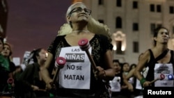 Des femmes participant à une marche lors de la Journée des droits des femmes à Lima, au Pérou, le 7 mars 2020. (REUTERS/Angela Ponce)