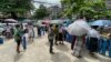 ပုဇွန်တောင်မြို့နယ်အတွင်းက အောက်ဆီဂျင်ဖြည့်သွင်းပေးတဲ့ ဆိုင်တခုမှာ အောက်ဆီဂျင်ရဖို့ တန်းစီနေကြသူများ။ (ဇူလိုင် ၁၁၊ ၂၀၂၁)