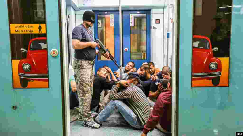 رزمایش رهایی گروگان در قطار شهری مشهد. عکس:حسین حسین&zwnj;زاده، ایسنا