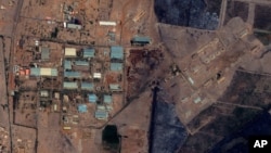 Foto satelit atas pabrik senjata di komplek militer Sudan menunjukkan bukti serangan udara telah meledakkan pabrik tersebut (foto: 25/10).