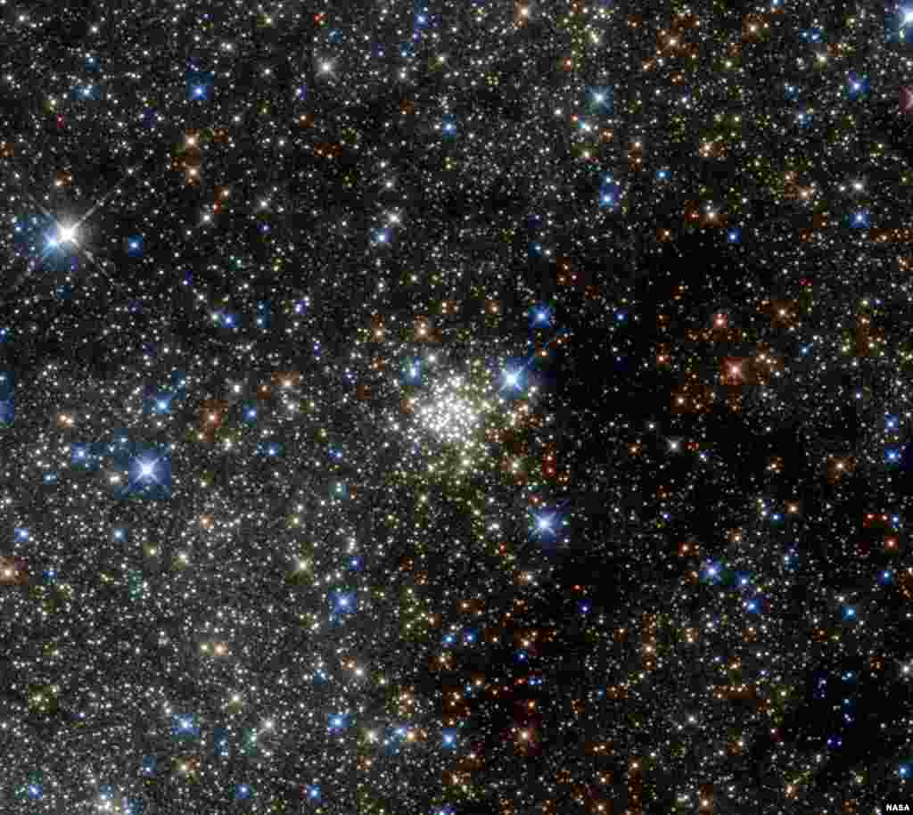 미국 항공우주국 나사가 새로 공개한 허블우주망원경 촬영 사진. 은하수 중심부 인근, 항성의 밀도가 가장 높은 곳을 촬영했다.