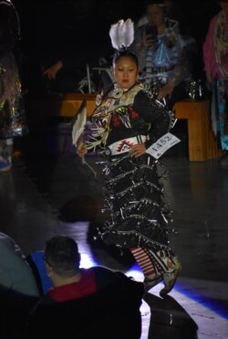 ນາງ ມາລາຍ ເຕັ້ນຊົນເຜົ່າພື້ນເມືອງ ໃນລະຫວ່າງການແຂ່ງຂັນ.