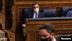 Santiago Abascal, leader of Spain's far-right party Vox, walks to give his speech as Prime Minister Pedro Sanchez looks on during a no-confidence motion against the government at parliament in Madrid, Spain, Oct. 22, 2020. (Reuters)