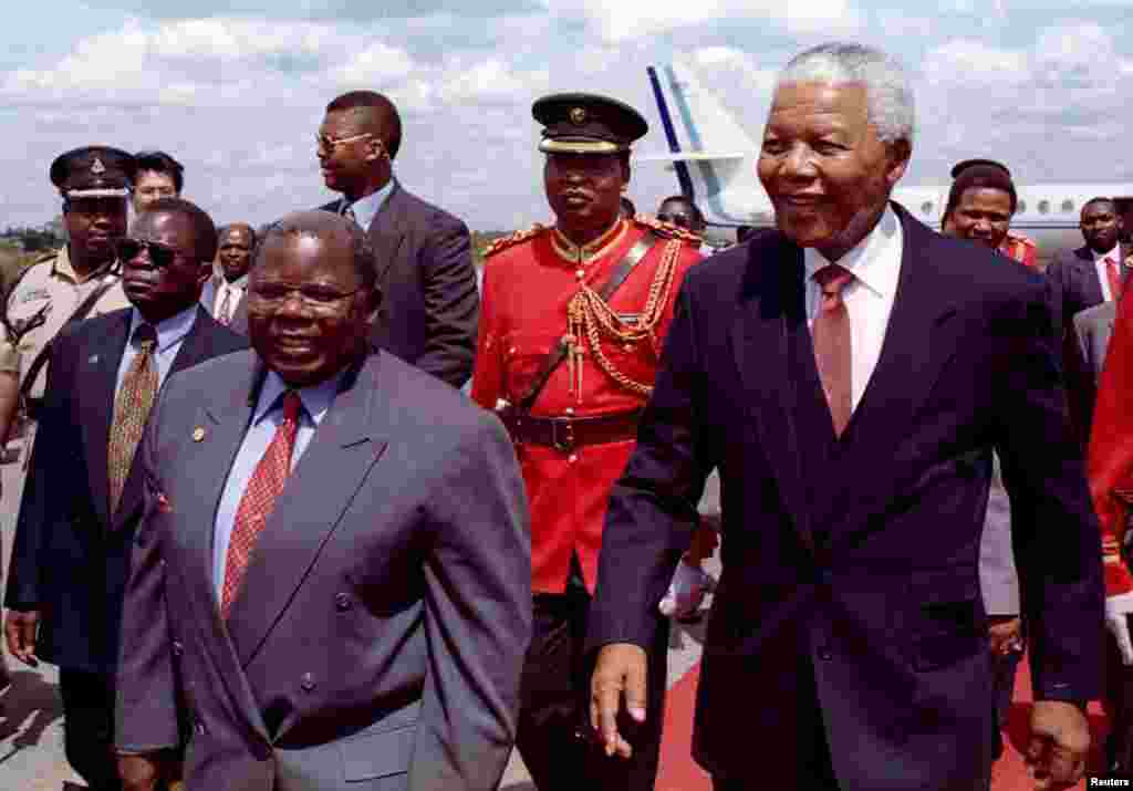 Rais Nelson Mandela wa Afrika Kusini alipokutana na Rais Benjamin Mkapa mjini Dar Es Salaam, Novemba 17, 1998.