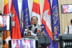 Phay Siphan, the Cambodian government spokesperson, speaks during a press conference at the Council of Ministers, Phnom Penh, July 25, 2019. (Kann Vicheika/VOA Khmer)