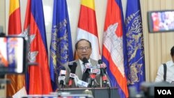 Phay Siphan, the Cambodian government spokesperson, speaks during a press conference at the Council of Ministers, Phnom Penh, July 25, 2019. (Kann Vicheika/VOA Khmer)