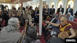 ༧གོང་ས་མཆོག་ཨ་ལ་བྷ་མའི་མི་རིགས་ནག་པོའི་ཆོས་ཁང་ལ་ཆིབས་བསྒྱུར།