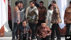 Presiden Joko Widodo (depan kiri) dan Wapres Ma'ruf Amin saat memperkenalkan para anggota Kabinet barunya di Istana Merdeka, Jakarta (23/10). 