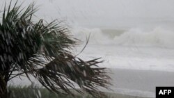 Uragani Ajrinë godet bregun lindor të SHBA