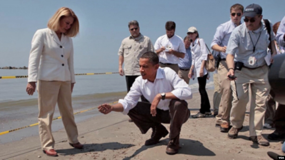 Presiden AS Barack Obama mengunjungi salah satu pantai yang terkena dampak tumpahan minyak di kawasan Teluk Meksiko.