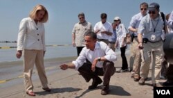 Presiden AS Barack Obama mengunjungi salah satu pantai yang terkena dampak tumpahan minyak di kawasan Teluk Meksiko.