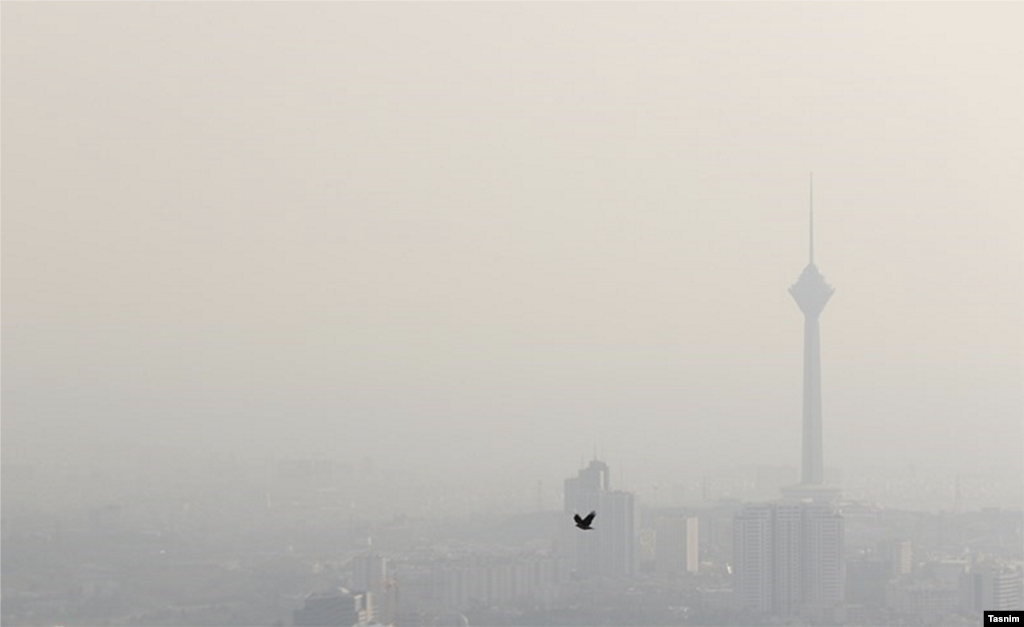 تصویری محو از برج میلاد تهران در زیر آسمان آلوده تهران عکس: سعید سجادی 
