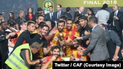 Les joueurs de l’Espérance de Tunis célèbrent leur 3e sacre en Ligue des champions d'Afrique après leur victoire contre Al-Ahly 3-0, en match retour, à Tunis, le 9 novembre 2018. (Twitter/CAF)