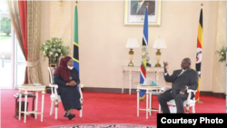 Rais Samia Suluhu Hassan akiwa na mwenyeji wake Rais Yoweri Museveni, Kampala, Uganda.